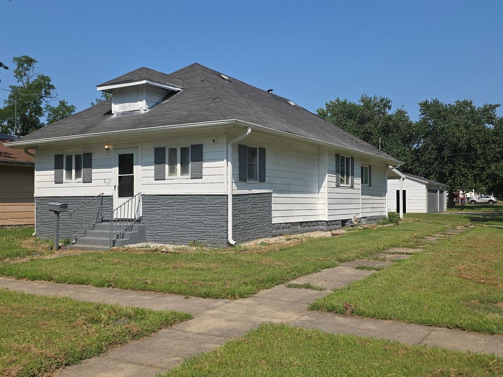 Image 1 of property listing at 639 S Pine Street, Centralia, IL 62801