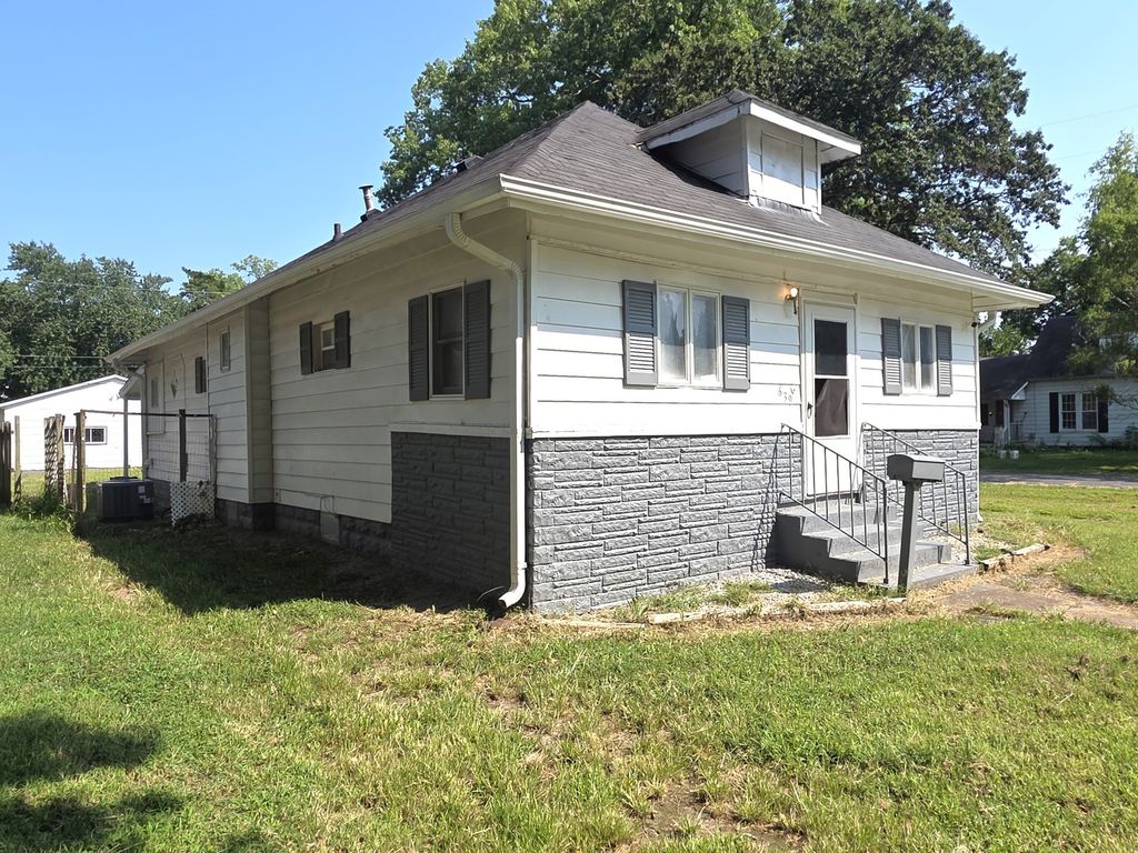 Image 2 of property listing at 639 S Pine Street, Centralia, IL 62801