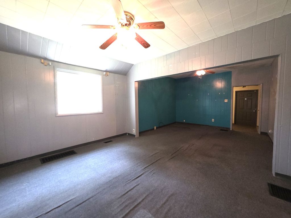 Image 11 of property listing at 639 S Pine Street, Centralia, IL 62801