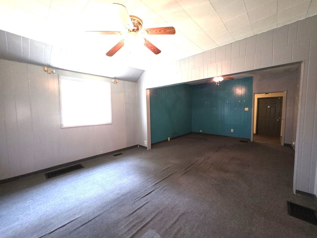 Image 13 of property listing at 639 S Pine Street, Centralia, IL 62801