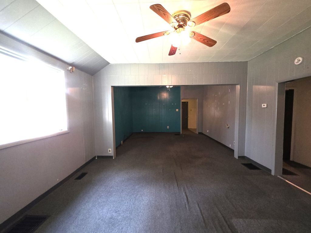 Image 14 of property listing at 639 S Pine Street, Centralia, IL 62801