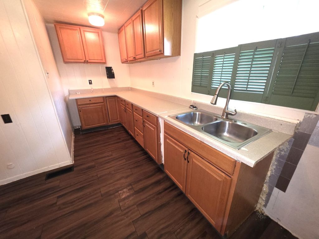 Image 15 of property listing at 639 S Pine Street, Centralia, IL 62801