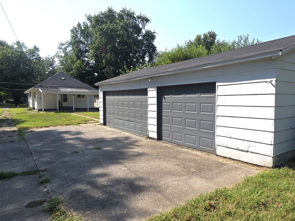 Image 3 of property listing at 639 S Pine Street, Centralia, IL 62801