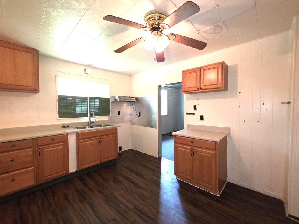 Image 22 of property listing at 639 S Pine Street, Centralia, IL 62801