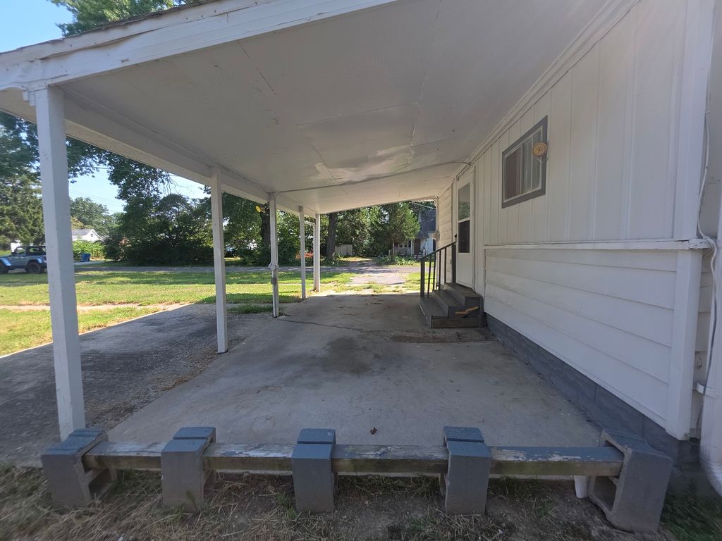 Image 4 of property listing at 639 S Pine Street, Centralia, IL 62801