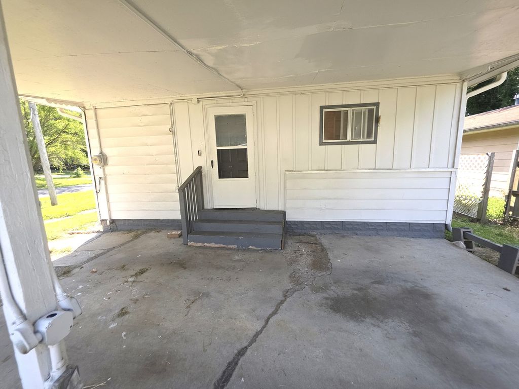 Image 5 of property listing at 639 S Pine Street, Centralia, IL 62801