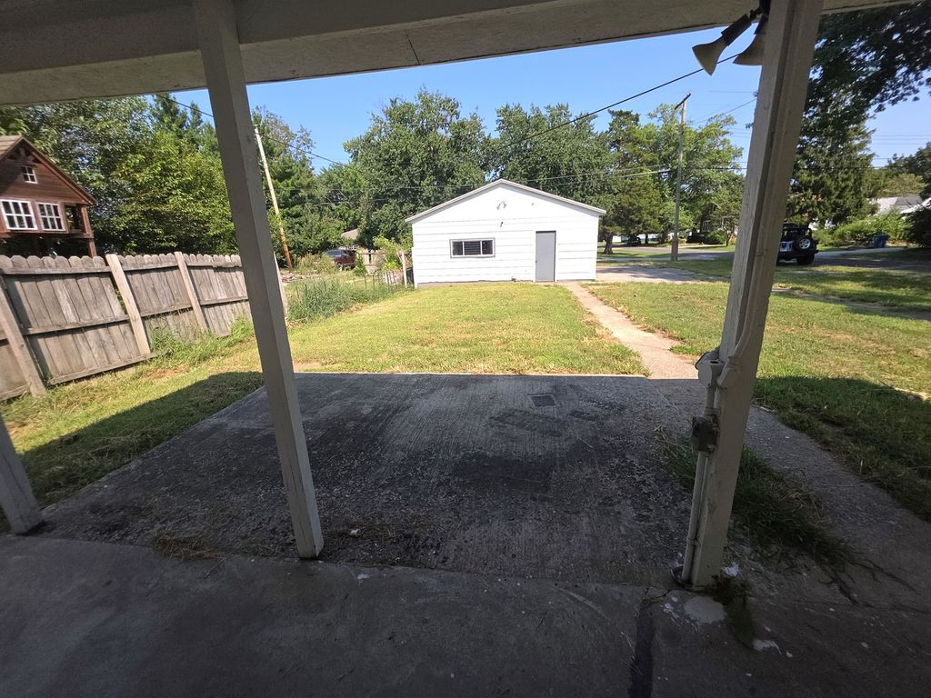 Image 6 of property listing at 639 S Pine Street, Centralia, IL 62801