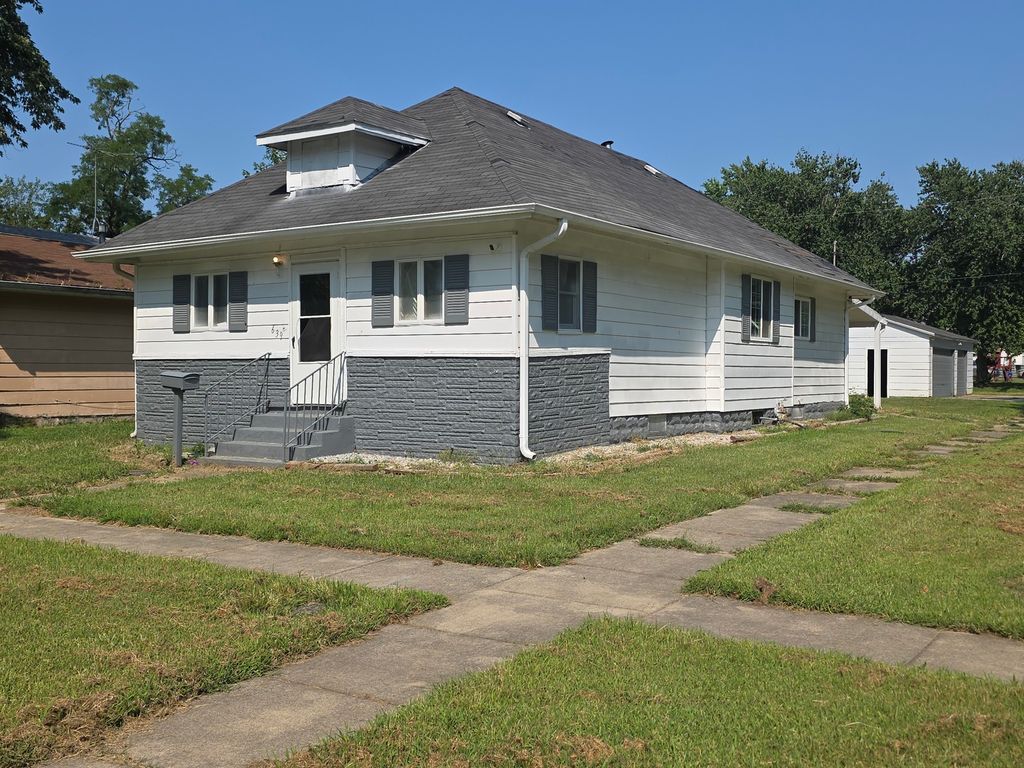 Image 7 of property listing at 639 S Pine Street, Centralia, IL 62801