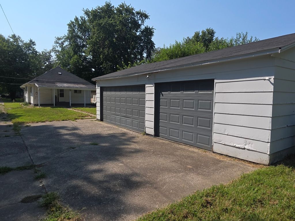 Image 66 of property listing at 639 S Pine Street, Centralia, IL 62801