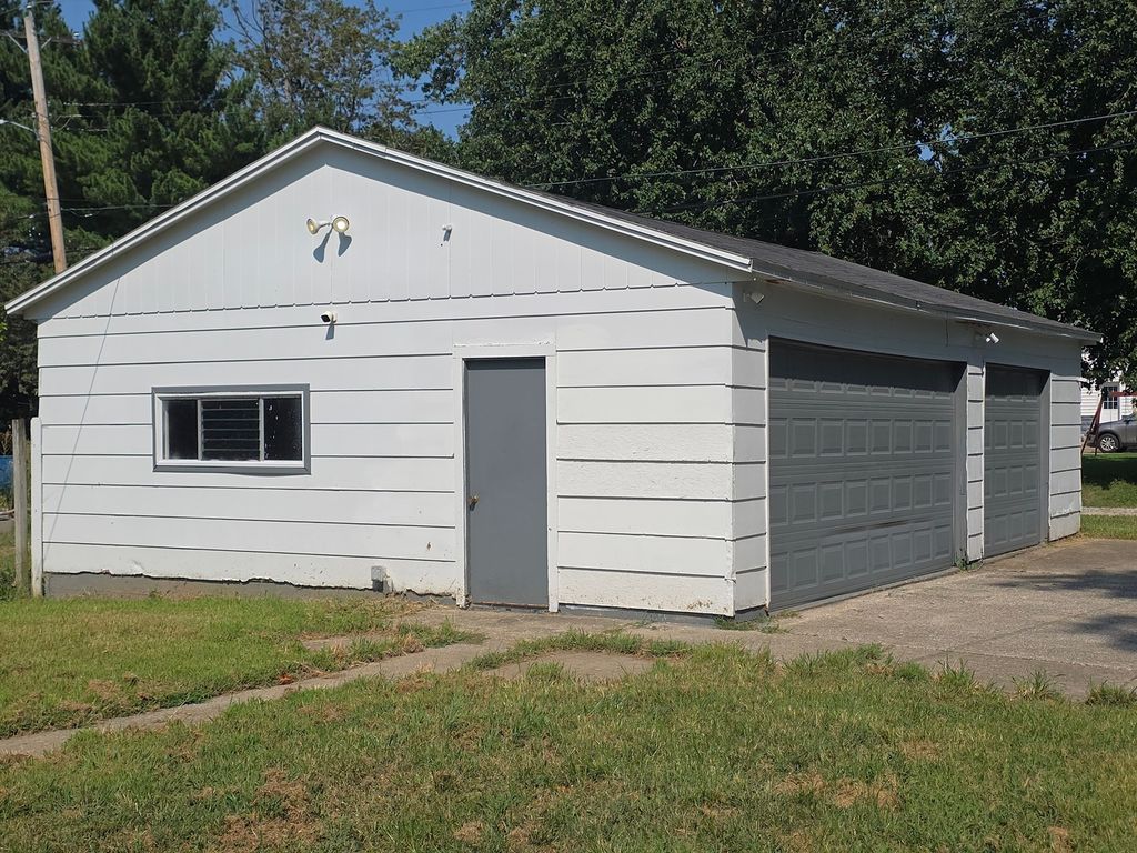 Image 67 of property listing at 639 S Pine Street, Centralia, IL 62801