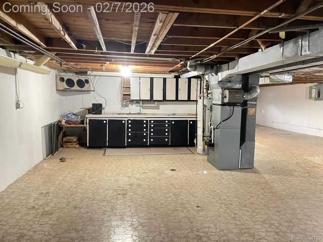 30987 BOEWE Drive, Warren, MI 48092