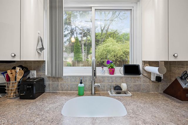 21920 Lakeshire, St Clair Shores, MI 48081