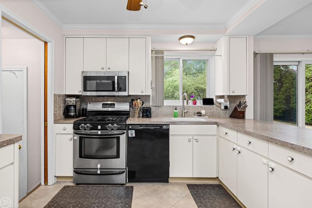 21920 Lakeshire, St Clair Shores, MI 48081