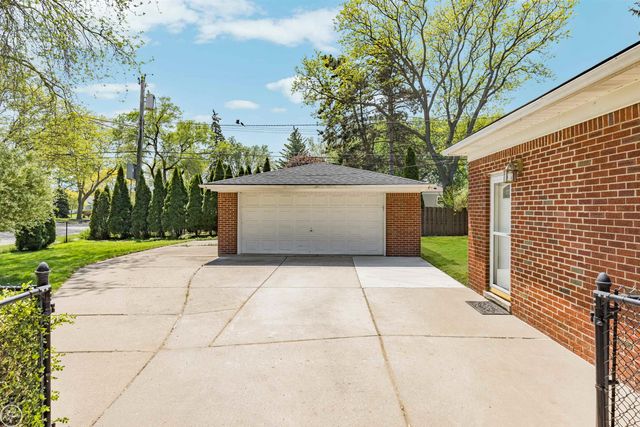 21920 Lakeshire, St Clair Shores, MI 48081