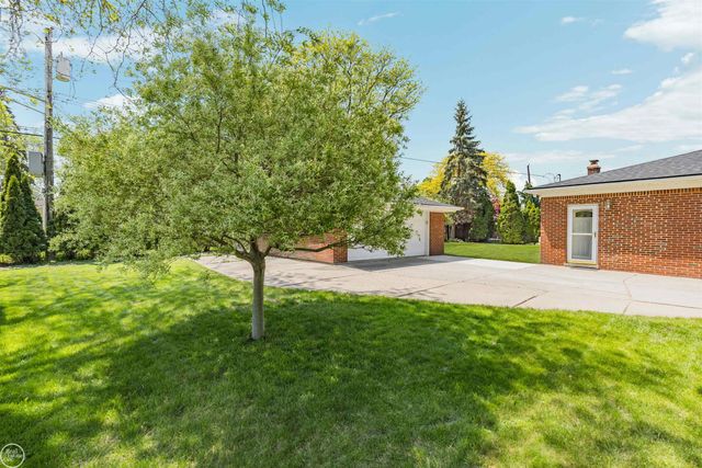 21920 Lakeshire, St Clair Shores, MI 48081