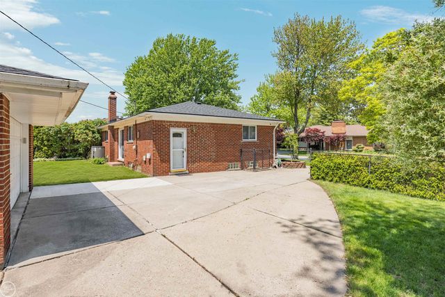 21920 Lakeshire, St Clair Shores, MI 48081