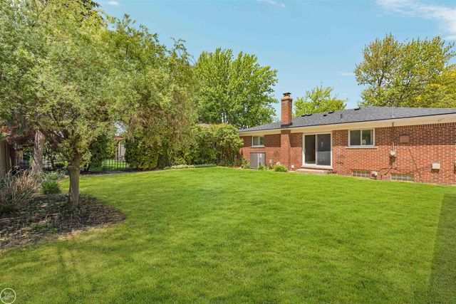 21920 Lakeshire, St Clair Shores, MI 48081
