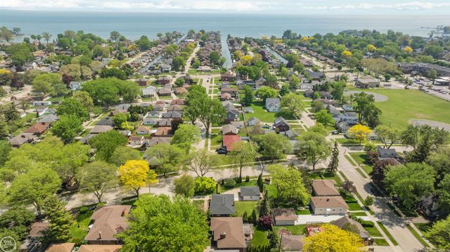 21920 Lakeshire, St Clair Shores, MI 48081