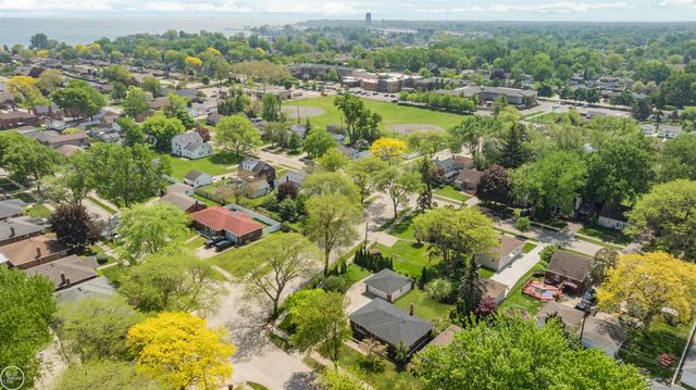 21920 Lakeshire, St Clair Shores, MI 48081