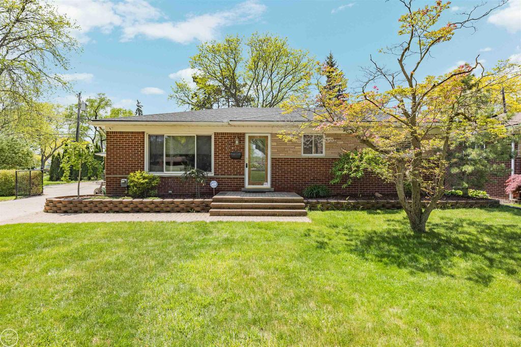 21920 Lakeshire, St Clair Shores, MI 48081