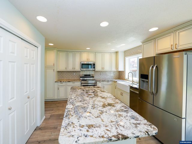 692 Burgundy Av NE, Keizer, OR 97303