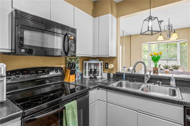 2221 Stonecutter Drive, Winston-salem, NC 27103