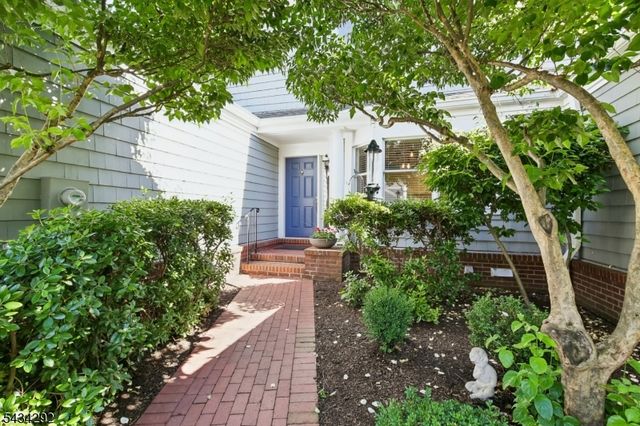22 Woodcrest Dr, Morris Twp., NJ 07960