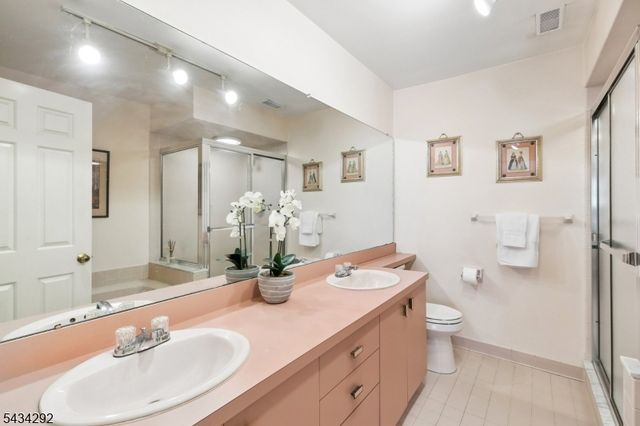 22 Woodcrest Dr, Morris Twp., NJ 07960