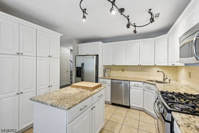22 Woodcrest Dr, Morris Twp., NJ 07960