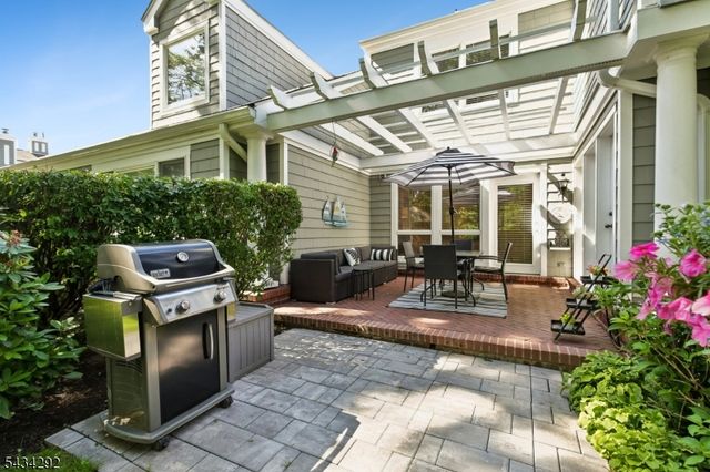 22 Woodcrest Dr, Morris Twp., NJ 07960