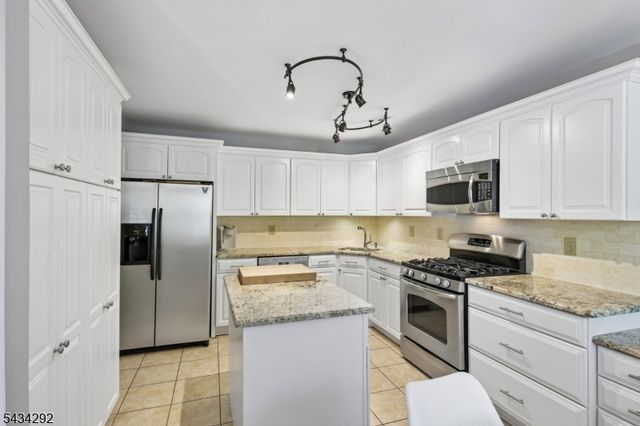 22 Woodcrest Dr, Morris Twp., NJ 07960
