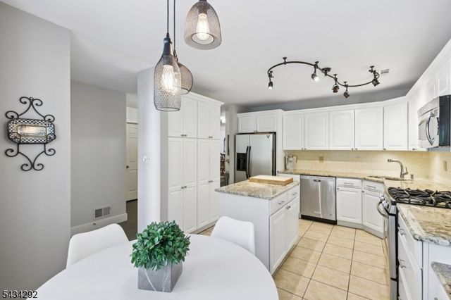 22 Woodcrest Dr, Morris Twp., NJ 07960