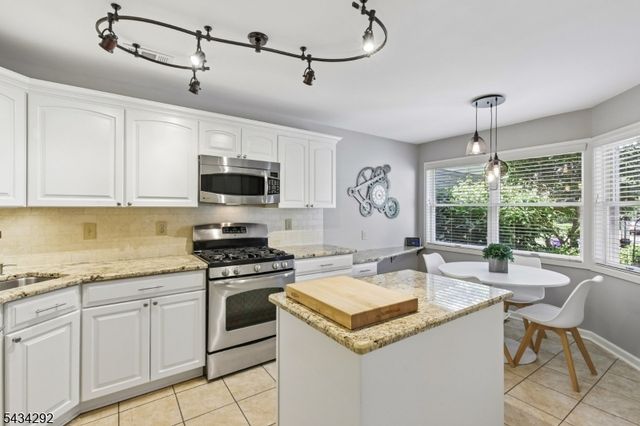 22 Woodcrest Dr, Morris Twp., NJ 07960