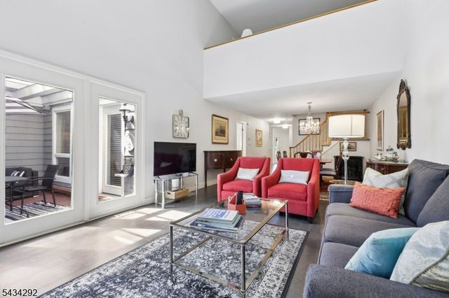 22 Woodcrest Dr, Morris Twp., NJ 07960