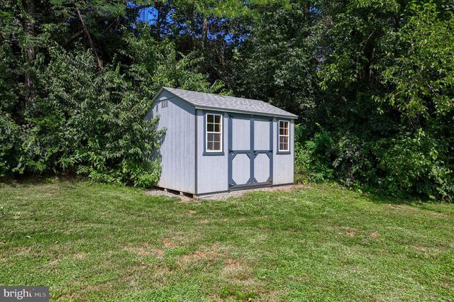 6 SWANSEA DR, Middletown, PA 17057