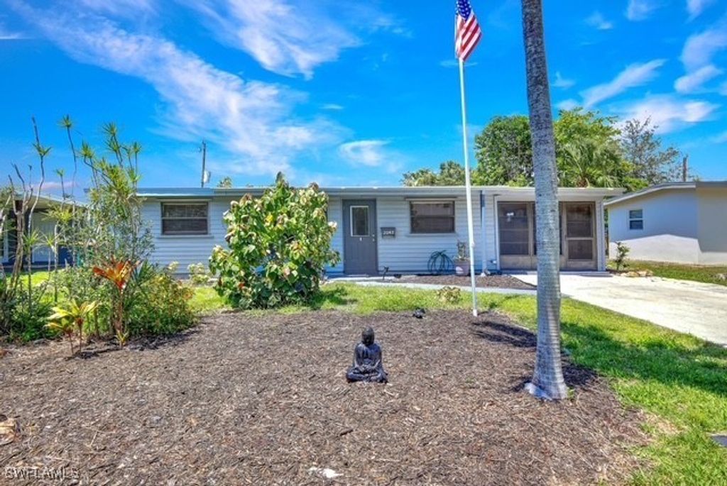 2047 Harbor LN, Naples, FL 34104