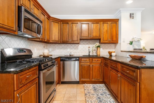 54 S Maple Ave D, East Orange City, NJ 07018