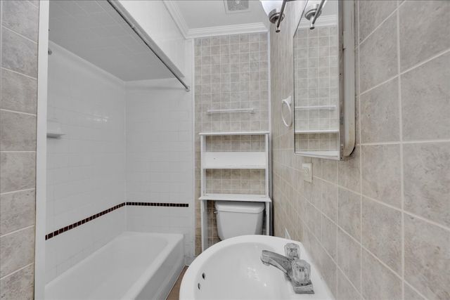 17 S 4th Avenue A, St. Charles, IL 60174