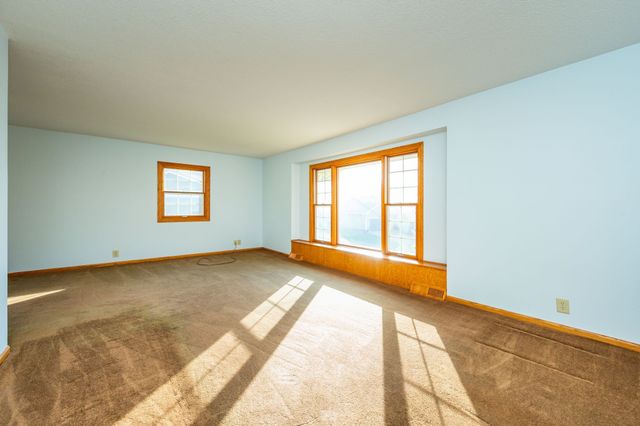 210 W 13th Street S, Newton, IA 50208