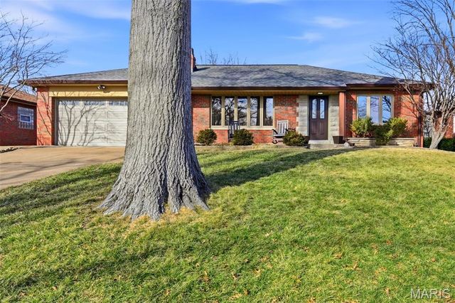 10643 Charrette Drive, St Louis, MO 63123