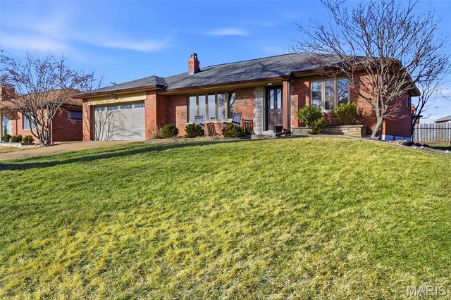 10643 Charrette Drive, St Louis, MO 63123