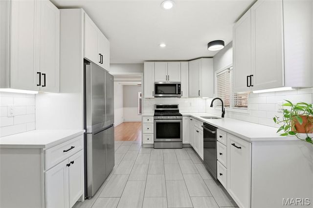 10643 Charrette Drive, St Louis, MO 63123