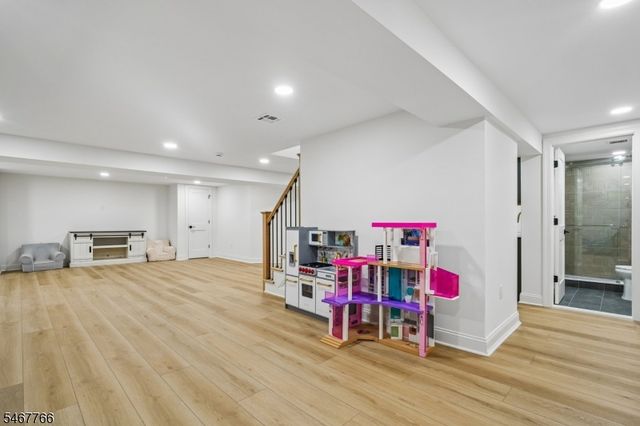 64 N Hillside Ave, Livingston Twp., NJ 07039