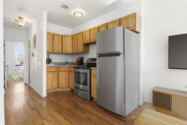 1581 BERGEN Street, New York City, NY 11213