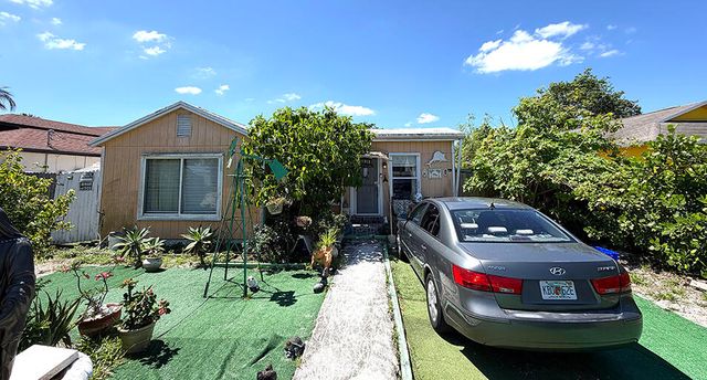 2926 Hiawatha Avenue, West Palm Beach, FL 33409