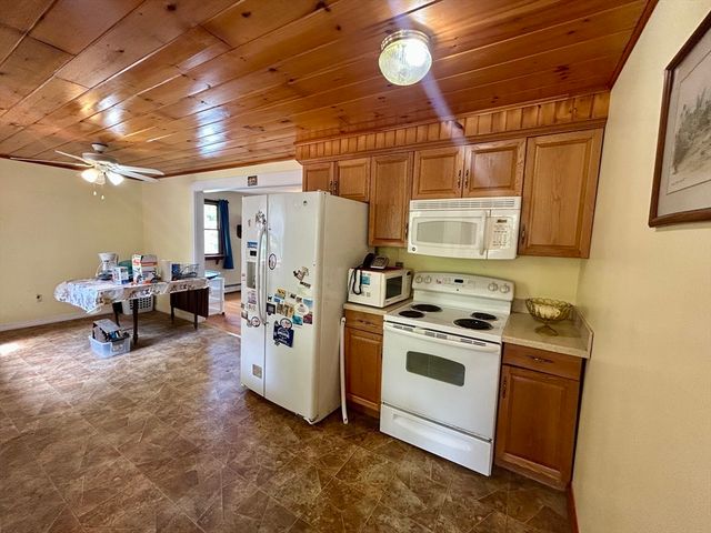 12 Pomeroy St, Easthampton, MA 01027
