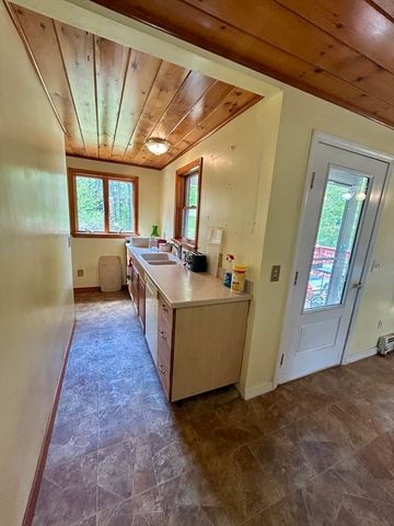 12 Pomeroy St, Easthampton, MA 01027