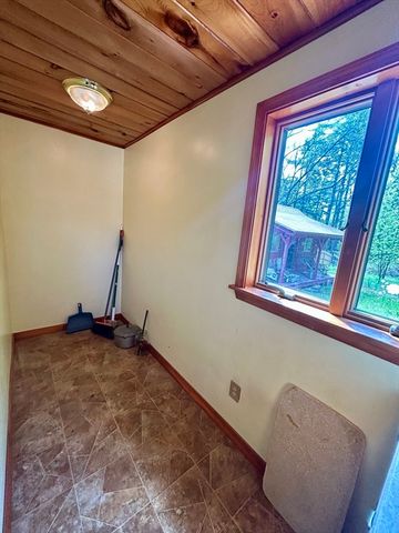 12 Pomeroy St, Easthampton, MA 01027