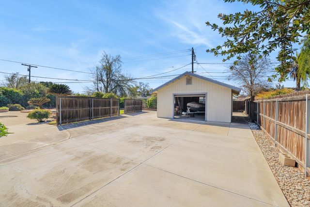 2080 McKinley Avenue, Hanford, CA 93230