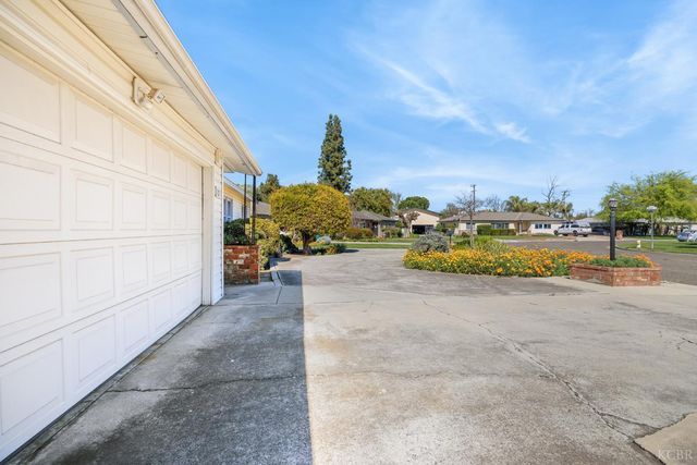 2080 McKinley Avenue, Hanford, CA 93230